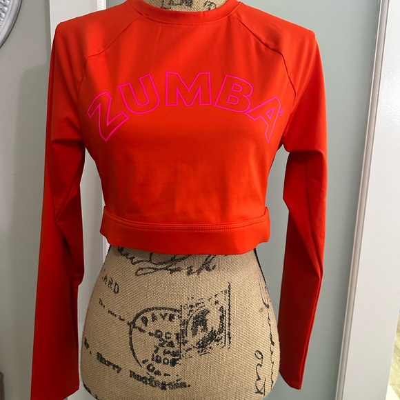 NWT Zumba Long Sleeve Crop Top with open back. Cherry Red with Pink Zumba logo. - Picture 1 of 7